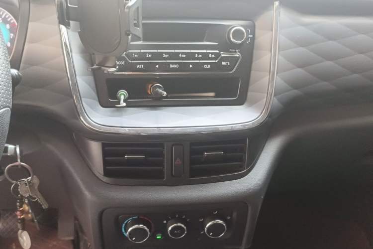 Used Jinbei Gold Hiace 2021 1.5L Passenger Vehicle Engineering Lion 5-Seater Audio And AC Panel