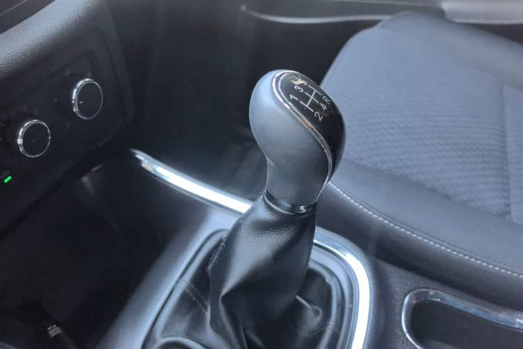 Used Jinbei Gold Hiace 2021 2.0L Passenger Vehicle Engineering Lion 5 Seats Gear Lever
