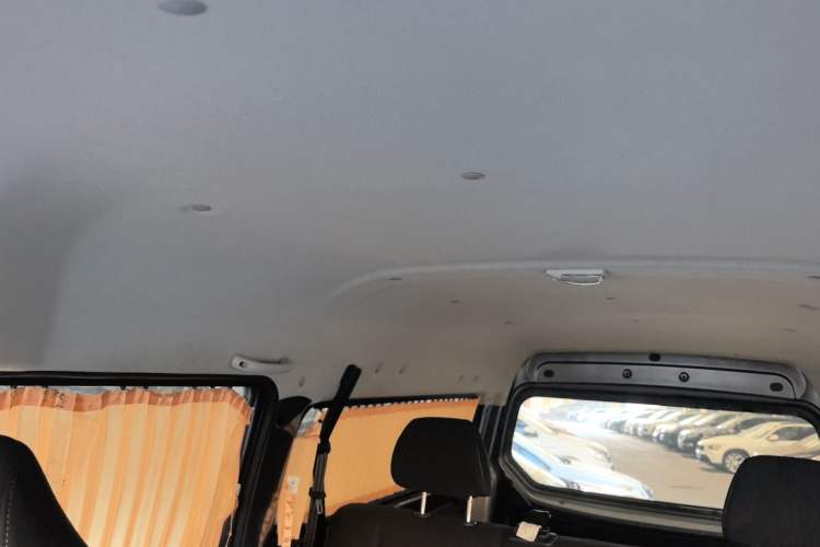 Used Jinbei Gold Hiace 2021 2.0L Passenger Vehicle Engineering Lion 5 Seats Headliner