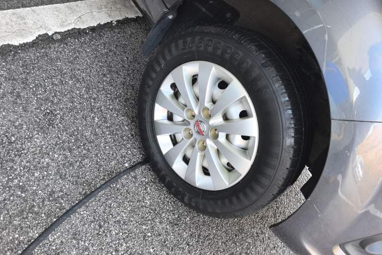 Used Jinbei Gold Hiace 2021 2.0L Passenger Vehicle Engineering Lion 5 Seats Left Front Wheel Hub
