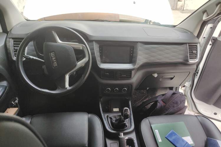 Used Jinbei Gold Hiace 2021 1.5L Passenger Van Travel Lion 6-Seater Center Console