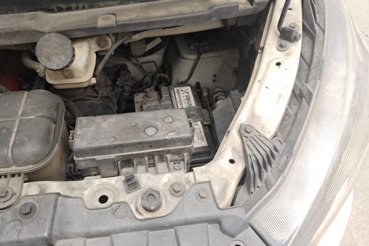 Used Jinbei Gold Hiace 2021 1.5L Passenger Van Travel Lion 6-Seater Engine Bay Left