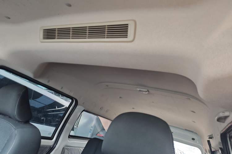 Used Jinbei Gold Hiace 2021 2.0L Passenger Vehicle Engineering Lion 6 Seats Headliner
