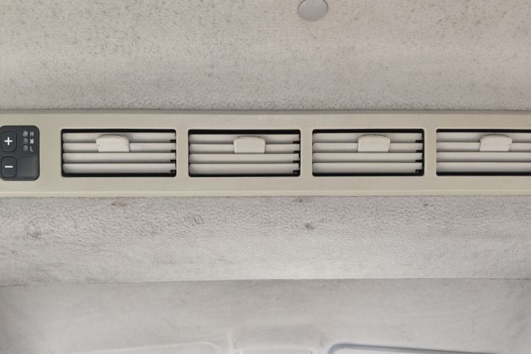 Used Jinbei Gold Hiace 2021 1.5L Passenger Van Travel Lion 6-Seater Headliner
