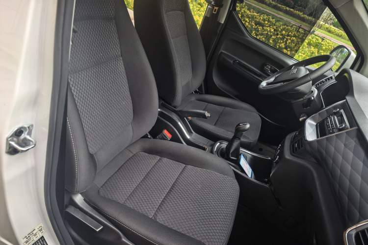 Used Jinbei Gold Hiace 2021 1.5L Passenger Vehicle Engineering Lion 5-Seater Interior 2