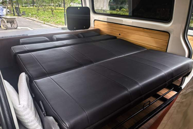 Used Jinbei Gold Hiace 2021 1.5L Passenger Vehicle Engineering Lion 5-Seater Interior 3
