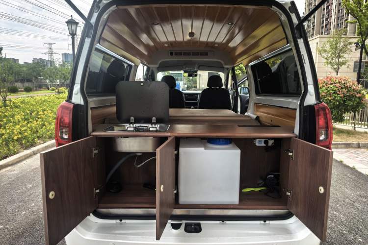 Used Jinbei Gold Hiace 2021 1.5L Passenger Vehicle Engineering Lion 5-Seater Interior 5