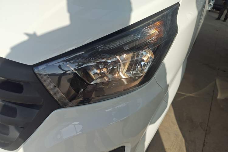 Used Jinbei Gold Hiace 2021 2.0L Passenger Vehicle Engineering Lion 6 Seats Left Front Headlight