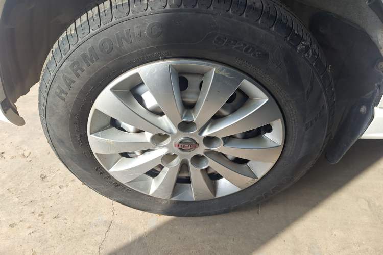 Used Jinbei Gold Hiace 2021 2.0L Passenger Vehicle Engineering Lion 6 Seats Left Front Wheel Hub