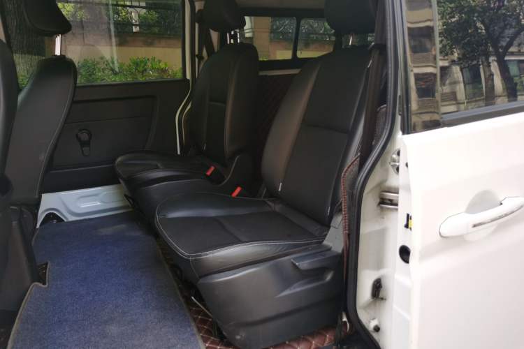 Used Jinbei Gold Hiace 2021 2.0L Passenger Van Travel Lion 7-Seater Left Rear Seat