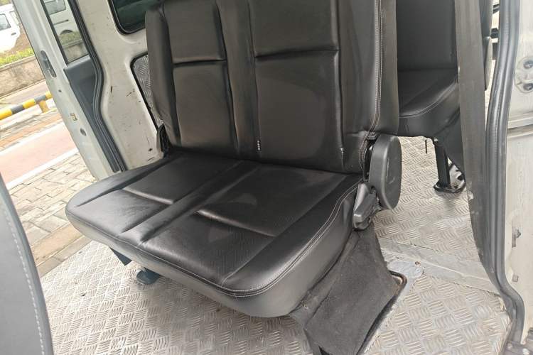 Used Jinbei Gold Hiace 2021 1.5L Passenger Van Travel Lion 6-Seater Left Rear Seat