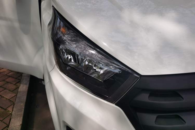Used Jinbei Gold Hiace 2021 2.0L Passenger Van Travel Lion 7-Seater Right Front Headlight