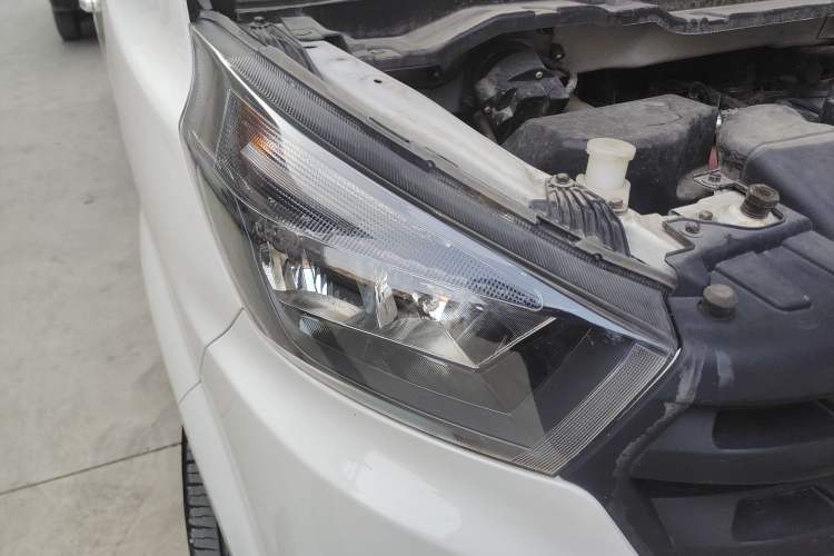 Used Jinbei Gold Hiace 2021 1.5L Passenger Van Travel Lion 6-Seater Right Front Headlight