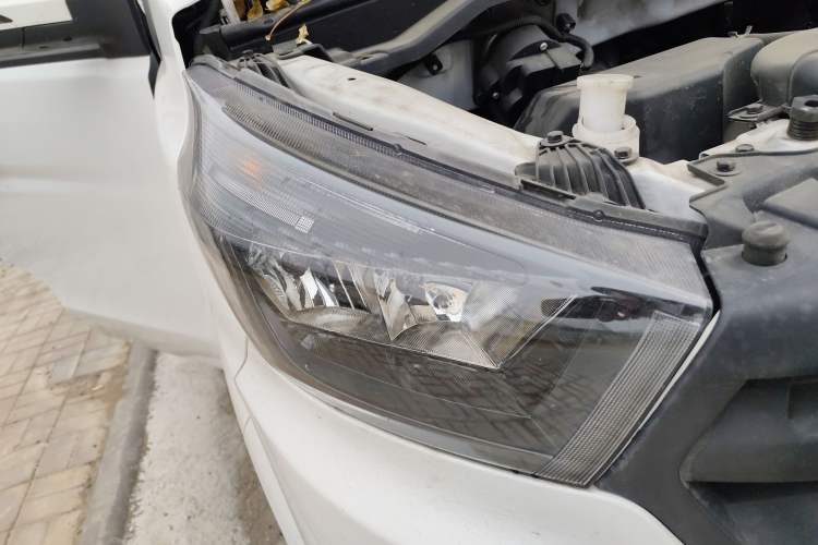 Used Jinbei Gold Hiace 2021 2.0L Passenger Van Travel Lion 5-Seater Right Front Headlight