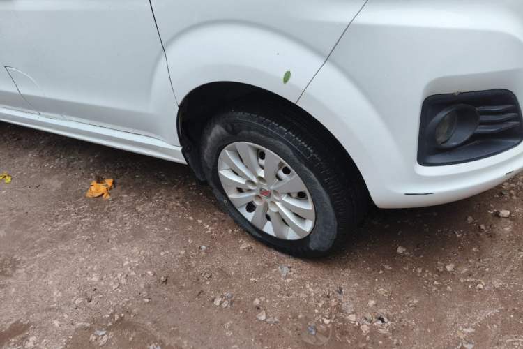 Used Jinbei Gold Hiace 2021 1.5L Passenger Vehicle Engineering Lion 5-Seater Right Front Wheel Hub
