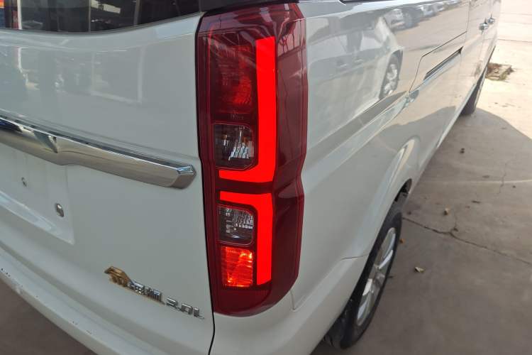 Used Jinbei Gold Hiace 2021 2.0L Passenger Vehicle Engineering Lion 6 Seats Right Rear Taillight