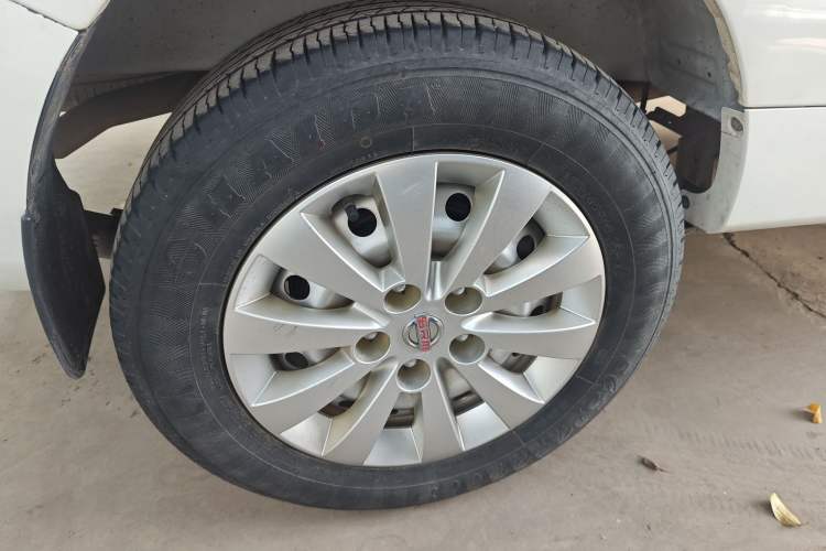 Used Jinbei Gold Hiace 2021 2.0L Passenger Vehicle Engineering Lion 6 Seats Right Rear Wheel Hub