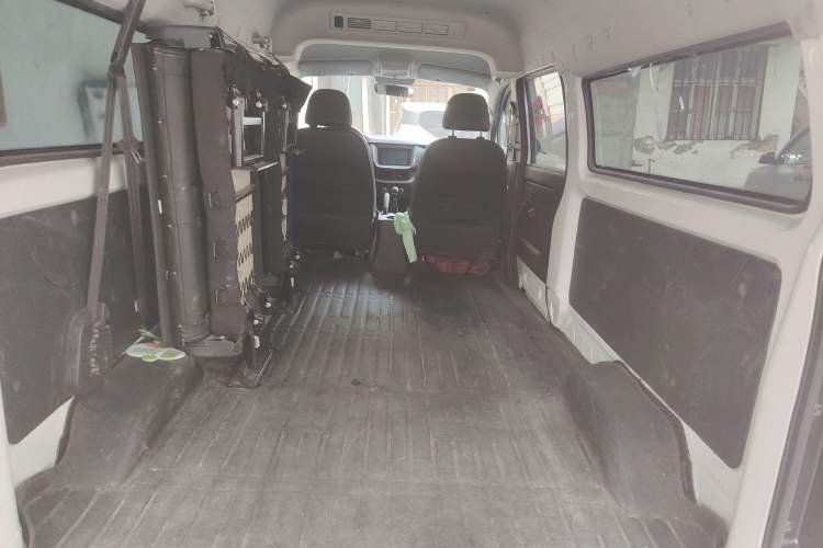 Used Jinbei Gold Hiace 2021 1.5L Passenger Van Travel Lion 6-Seater Trunk