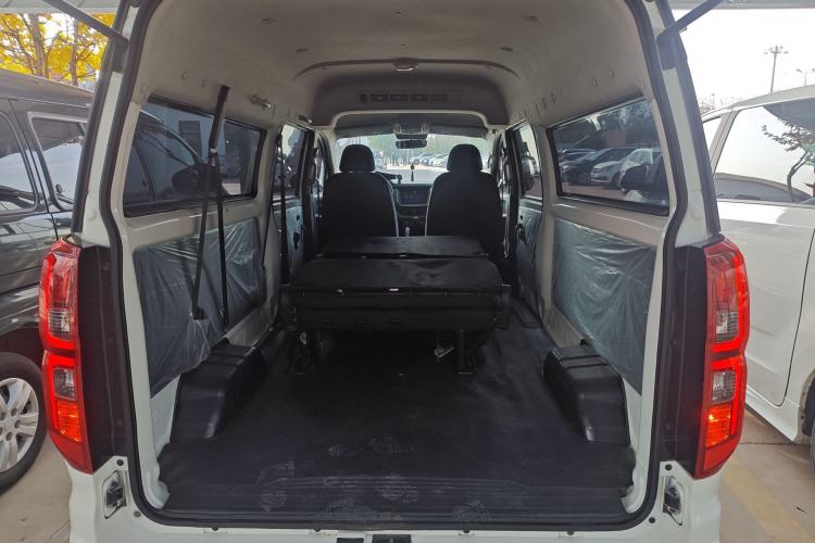 Used Jinbei Gold Hiace 2021 2.0L Passenger Vehicle Engineering Lion 6 Seats Trunk