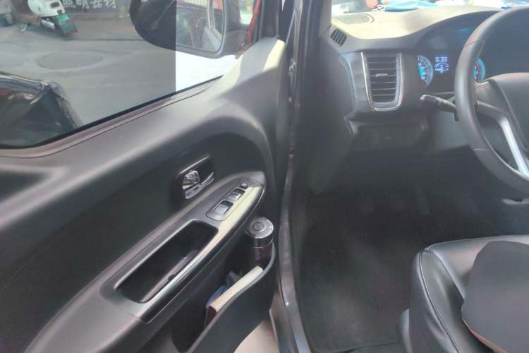 Used Jinbei Gold Hiace 2022 2.0L Passenger Van Magic Lion 6-Seater Driver Seat