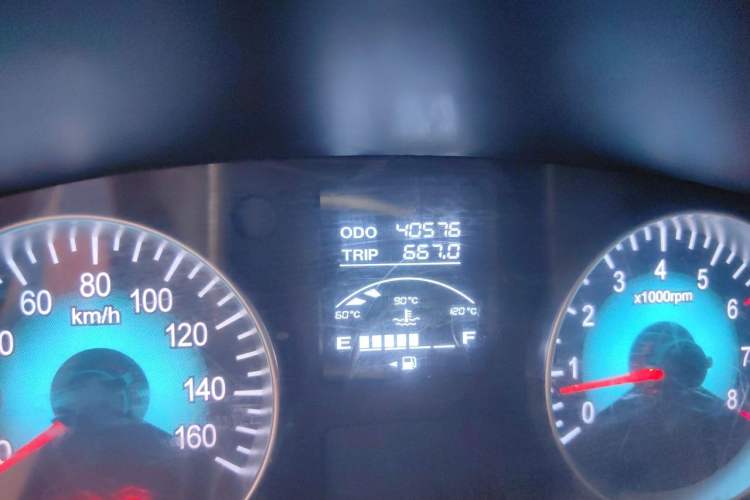 Used Jinbei Gold Hiace 2022 2.0L Passenger Van Magic Lion 6-Seater Odometer Close Up