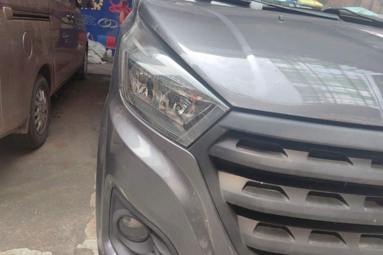 Used Jinbei Gold Hiace 2022 2.0L Passenger Van Magic Lion 6-Seater Right Front Headlight