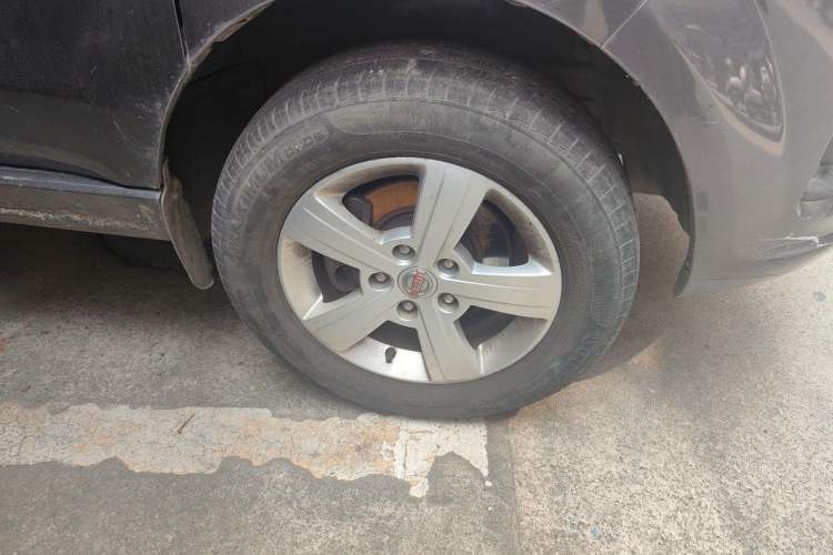Used Jinbei Gold Hiace 2022 2.0L Passenger Van Magic Lion 6-Seater Right Front Wheel Hub