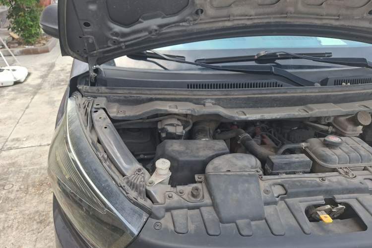 Used Jinbei Gold Hiace 2022 2.0L Passenger Van Magic Lion 9-Seater Engine Bay Right