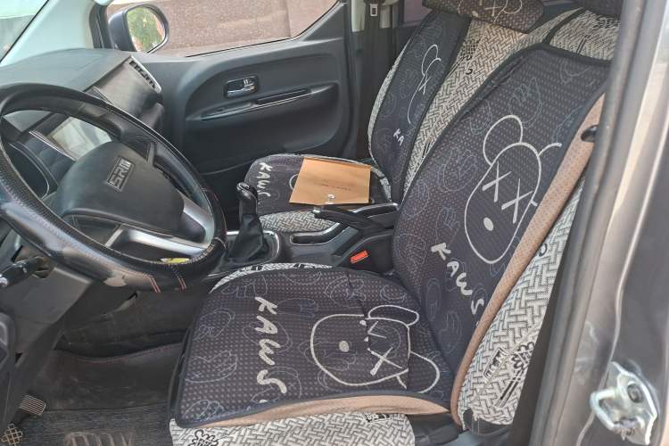 Used Jinbei Gold Hiace 2022 2.0L Passenger Van Magic Lion 9-Seater Left Front Seat