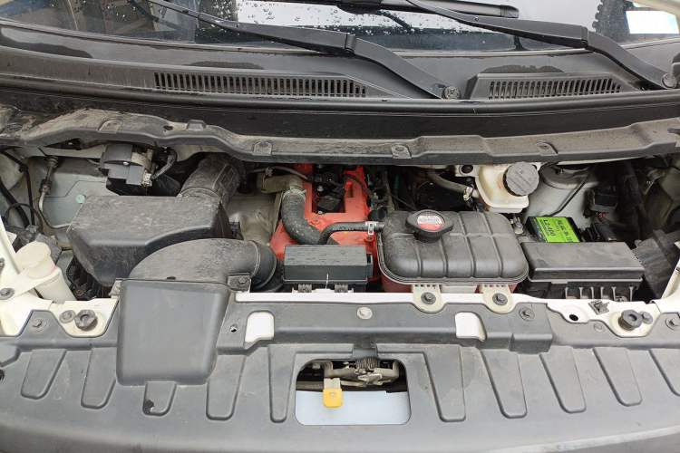 Used Jinbei Gold Hiace 2022 2.0L Passenger Van Magic Lion 7-Seater Engine Bay