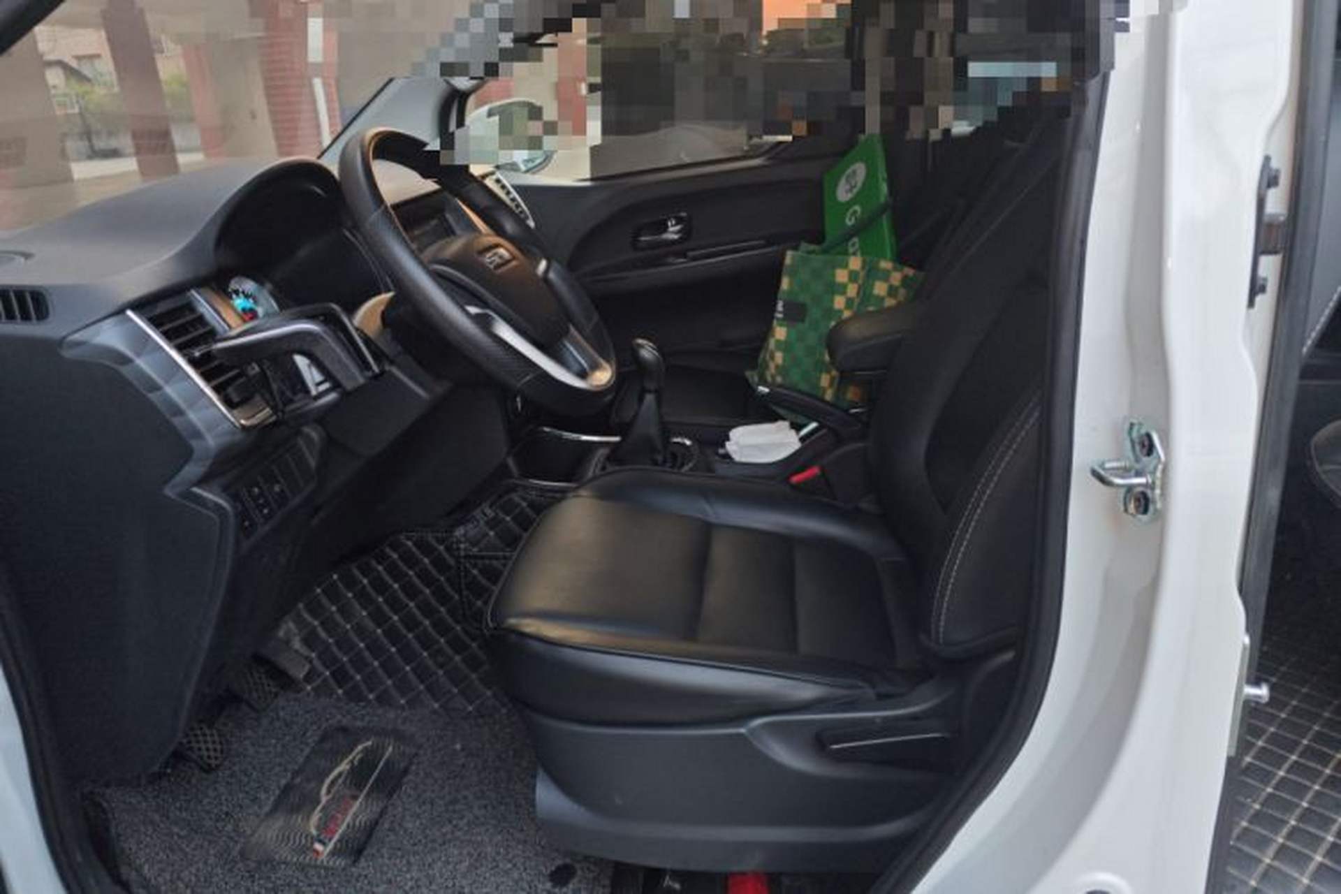 Used Jinbei Gold Hiace 2022 2.0L Passenger Van Magic Lion 7-Seater Left Front Seat
