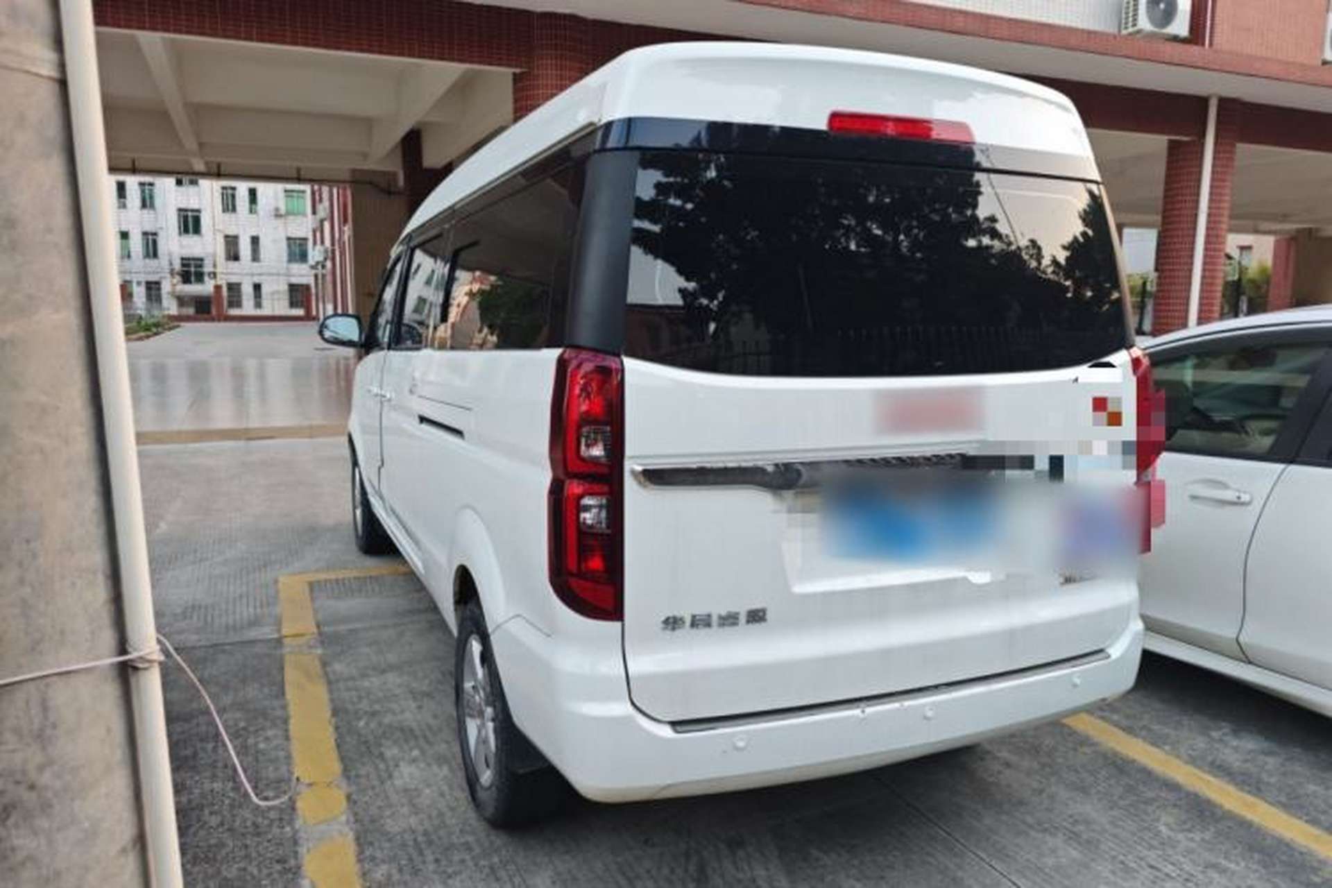 Used Jinbei Gold Hiace 2022 2.0L Passenger Van Magic Lion 7-Seater Rear Left 45 Deg