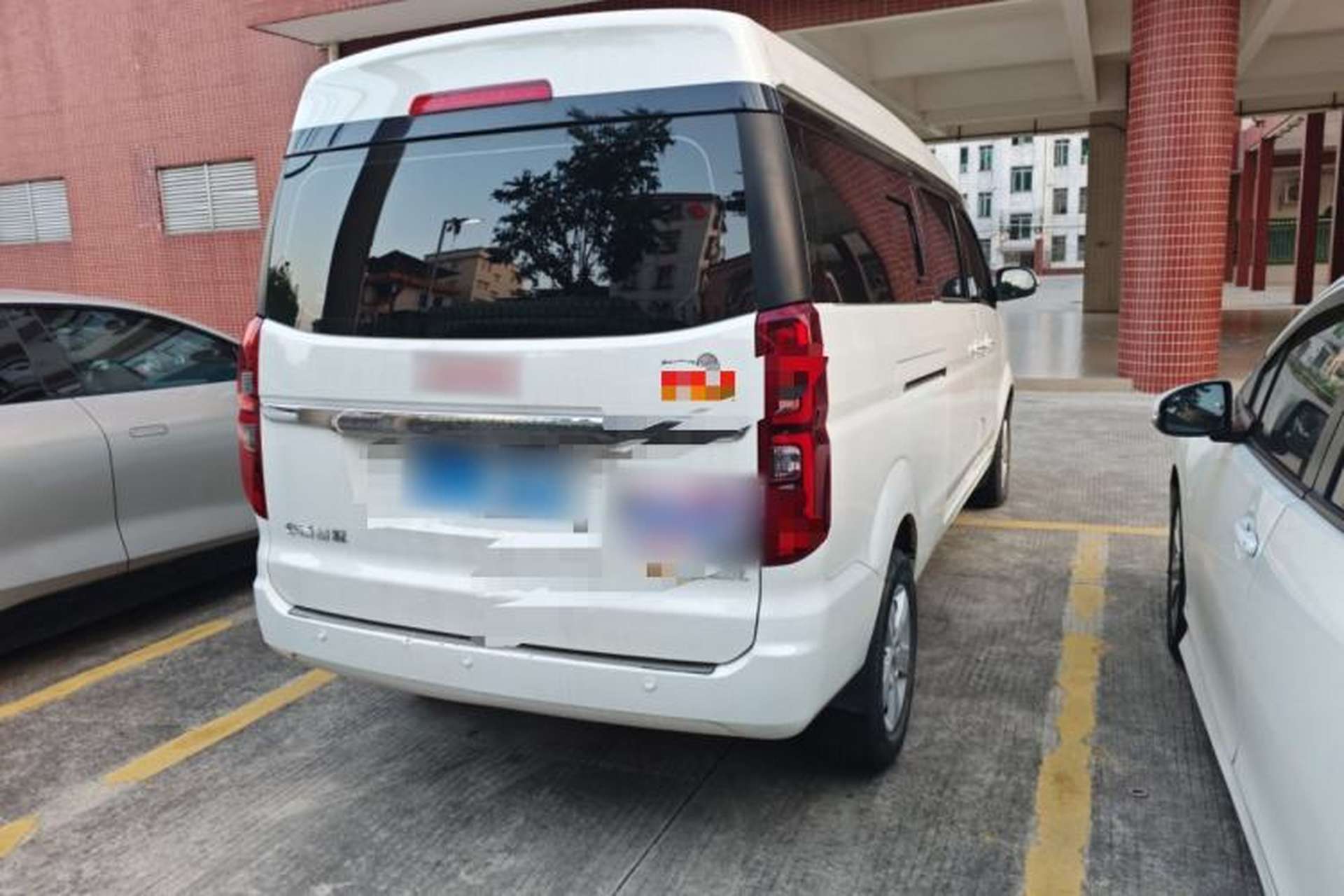 Used Jinbei Gold Hiace 2022 2.0L Passenger Van Magic Lion 7-Seater Rear Right 45 Deg