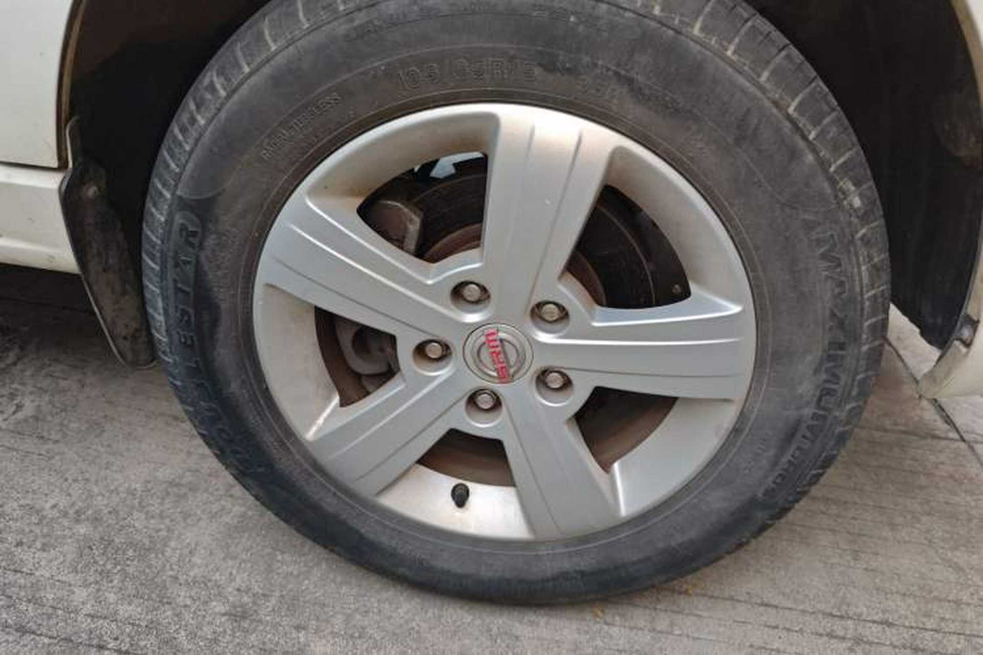 Used Jinbei Gold Hiace 2022 2.0L Passenger Van Magic Lion 7-Seater Right Front Wheel Hub