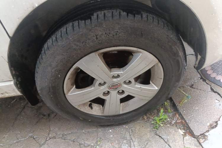 Used Jinbei Gold Hiace 2022 2.0L Passenger Van Magic Lion 7-Seater Right Front Wheel Hub