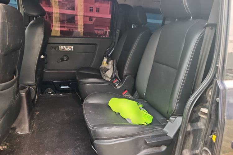 Used Jinbei Gold Hiace 2023 1.5L Passenger Van Travel Lion 5/6/7-Seater with Central Air Conditioning Left Rear Seat