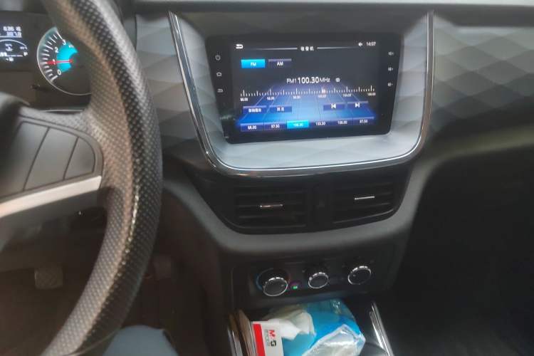 Used Jinbei Gold Hiace 2023 2.0L Passenger Van Engineering Lion 5/6/7 Seats Audio And AC Panel