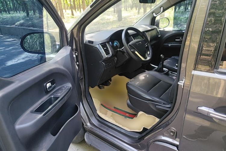 Used Jinbei Gold Hiace 2023 1.5L Passenger Van Travel Lion 5/6/7-Seater with Central Air Conditioning Driver Seat