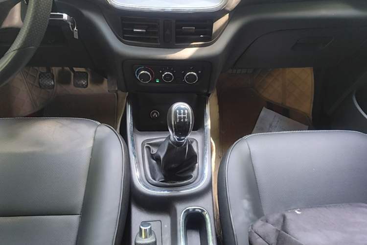 Used Jinbei Gold Hiace 2023 1.5L Passenger Van Travel Lion 5/6/7-Seater with Central Air Conditioning Gear Lever