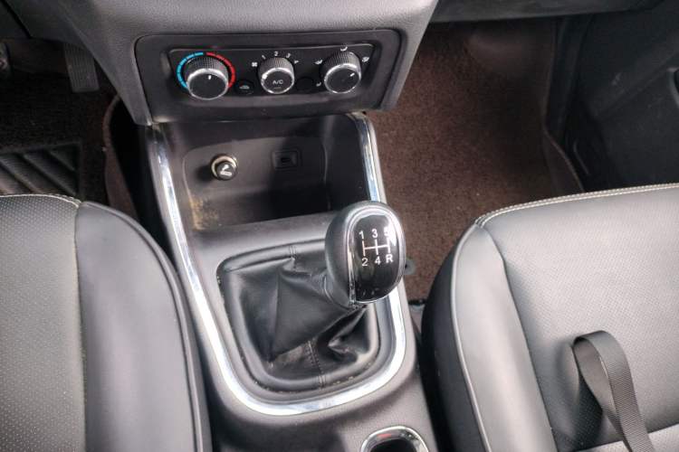 Used Jinbei Gold Hiace 2023 1.5L Passenger Van Travel Lion 9-Seater with Central Air Conditioning Gear Lever