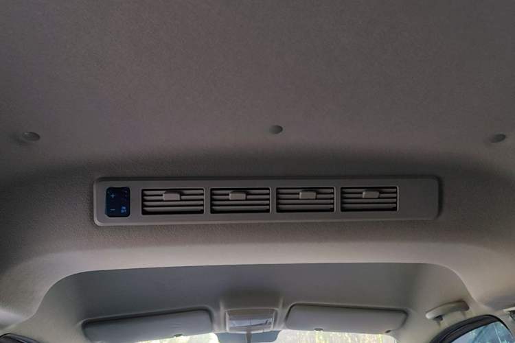 Used Jinbei Gold Hiace 2023 1.5L Passenger Van Travel Lion 5/6/7-Seater with Central Air Conditioning Headliner