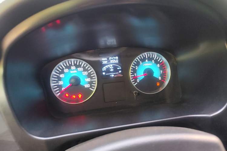 Used Jinbei Gold Hiace 2023 1.5L Passenger Van Travel Lion 5/6/7-Seater with Central Air Conditioning Instrument Cluster