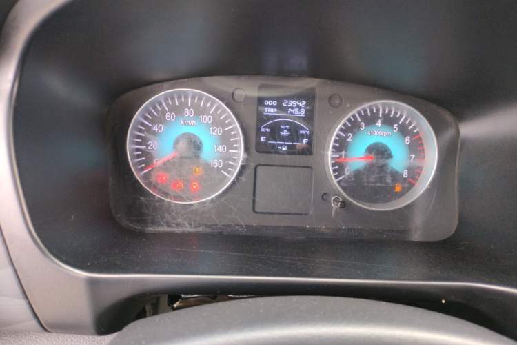 Used Jinbei Gold Hiace 2023 1.5L Passenger Van Travel Lion 9-Seater with Central Air Conditioning Instrument Cluster