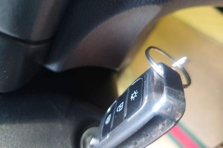Used Jinbei Gold Hiace 2023 1.5L Passenger Van Travel Lion 5/6/7-Seater with Central Air Conditioning Interior 1