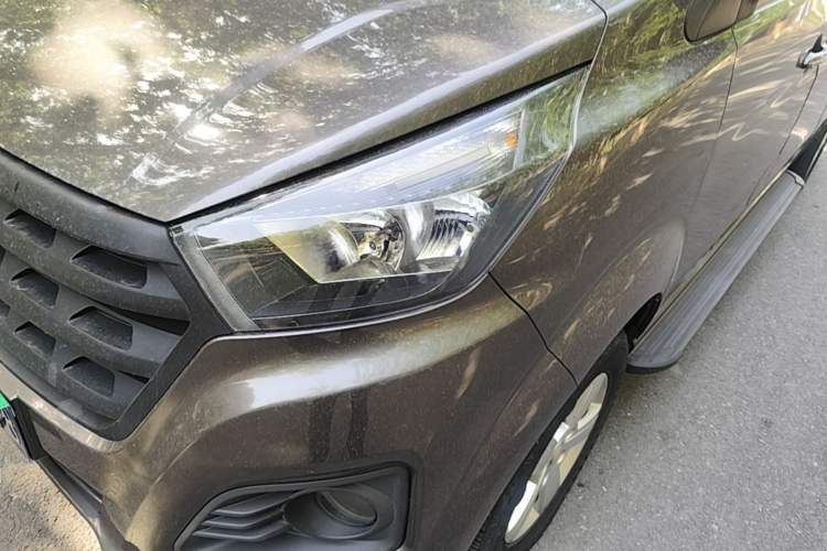 Used Jinbei Gold Hiace 2023 1.5L Passenger Van Travel Lion 5/6/7-Seater with Central Air Conditioning Left Front Headlight