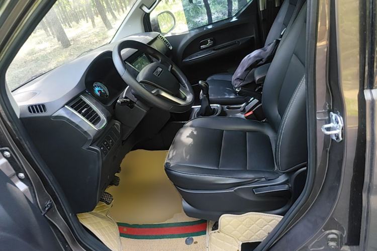Used Jinbei Gold Hiace 2023 1.5L Passenger Van Travel Lion 5/6/7-Seater with Central Air Conditioning Left Front Seat