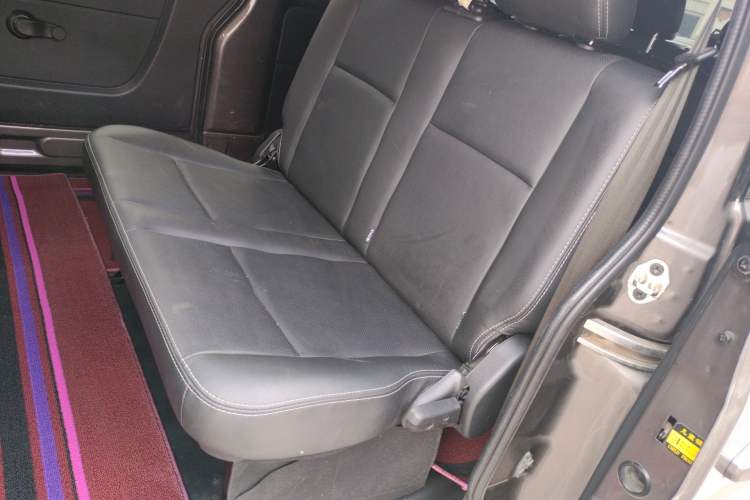 Used Jinbei Gold Hiace 2023 1.5L Passenger Van Travel Lion 9-Seater with Central Air Conditioning Left Rear Seat