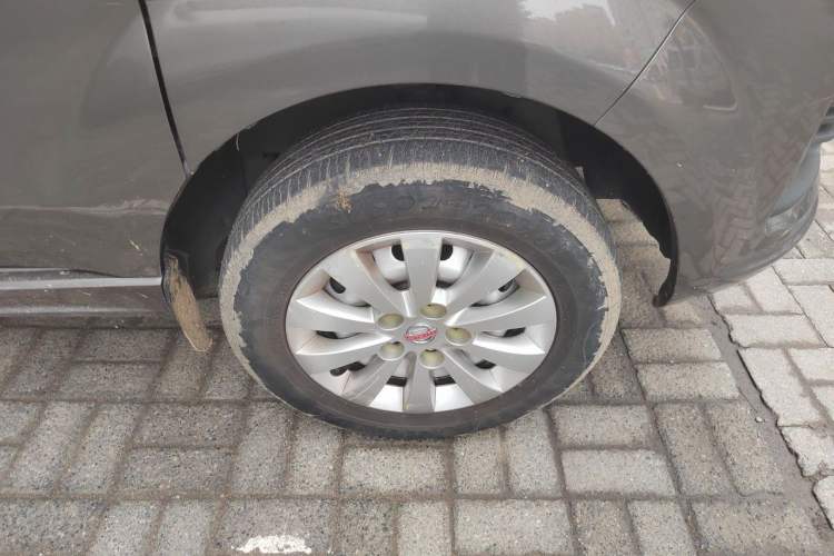 Used Jinbei Gold Hiace 2023 2.0L Passenger Van Engineering Lion 5/6/7 Seats Right Front Wheel Hub