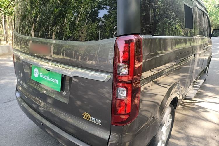 Used Jinbei Gold Hiace 2023 1.5L Passenger Van Travel Lion 5/6/7-Seater with Central Air Conditioning Right Rear Taillight