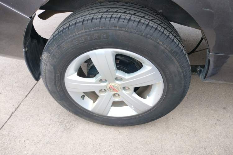 Used Jinbei Gold Hiace 2023 1.5L Passenger Van Travel Lion 9-Seater with Central Air Conditioning Right Rear Wheel Hub